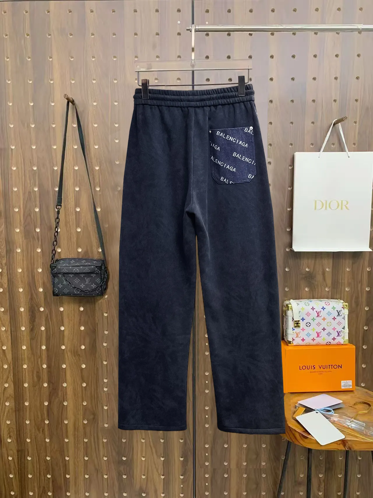 Balenciaga 🆕2026 Autumn and Winter New Arrival Casual Pants! The official website will be released simultaneously. Brand Classic LOGO casual pants, customized fabrics, excellent comfort and strong touch. Highly recognisable, perfect appearance and craftsmanship. Size:M-3XL